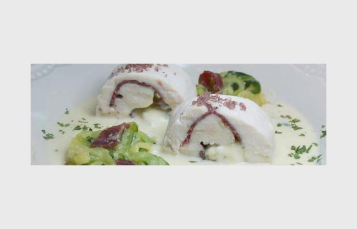 Rgime Dukan (recette minceur) : Blancs de poulet de Bresse au bleu et spaghettis de courgettes au lait de coco #dukan https://www.proteinaute.com/recette-blancs-de-poulet-de-bresse-au-bleu-et-spaghettis-de-courgettes-au-lait-de-coco-7889.html
