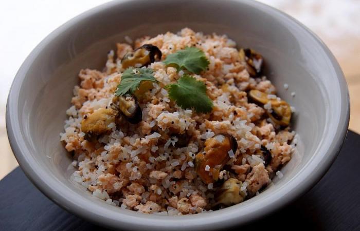 Régime Dukan (recette minceur) : Paella de konjac au saumon et graines de pavot #dukan https://www.proteinaute.com/recette-paella-de-konjac-au-saumon-et-graines-de-pavot-10035.html