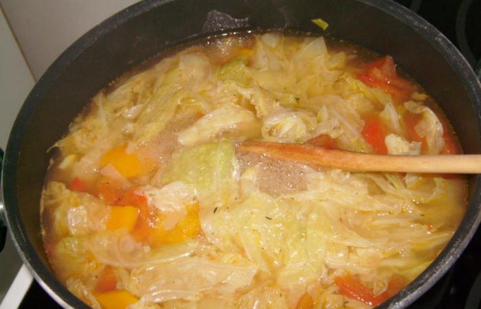 Rgime Dukan (recette minceur) : Soupe au chou #dukan https://www.proteinaute.com/recette-soupe-au-chou-11772.html