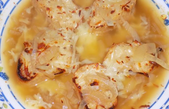 Régime Dukan (recette minceur) : Soupe gratinée à l'oignon #dukan https://www.proteinaute.com/recette-soupe-gratinee-a-l-oignon-12300.html