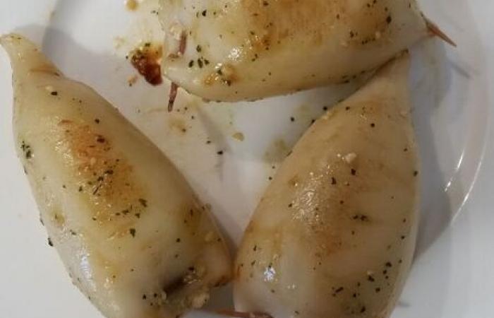 Rgime Dukan (recette minceur) : Calmars farcis aux deux poissons et crevettes #dukan https://www.proteinaute.com/recette-calmars-farcis-aux-deux-poissons-et-crevettes-12604.html