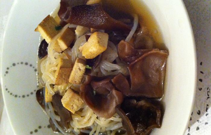 Rgime Dukan (recette minceur) : Soupe chinoise aux champignons noirs, konjac et tofu fum  #dukan https://www.proteinaute.com/recette-soupe-chinoise-aux-champignons-noirs-konjac-et-tofu-fume-13634.html