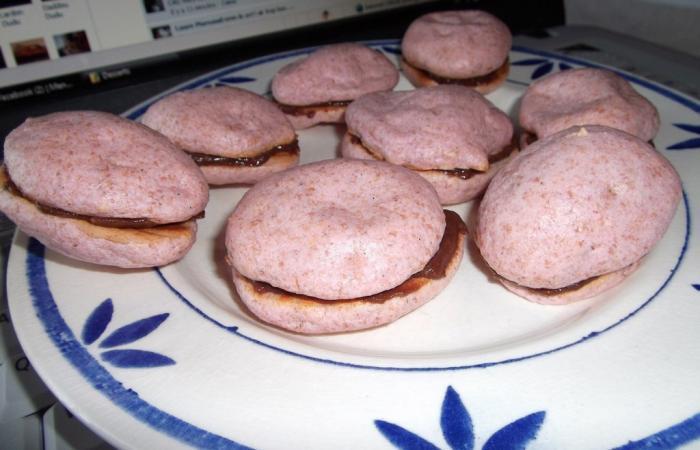 Régime Dukan (recette minceur) : Macarons framboise fourrés au chocolat #dukan https://www.proteinaute.com/recette-macarons-framboise-fourres-au-chocolat-2559.html