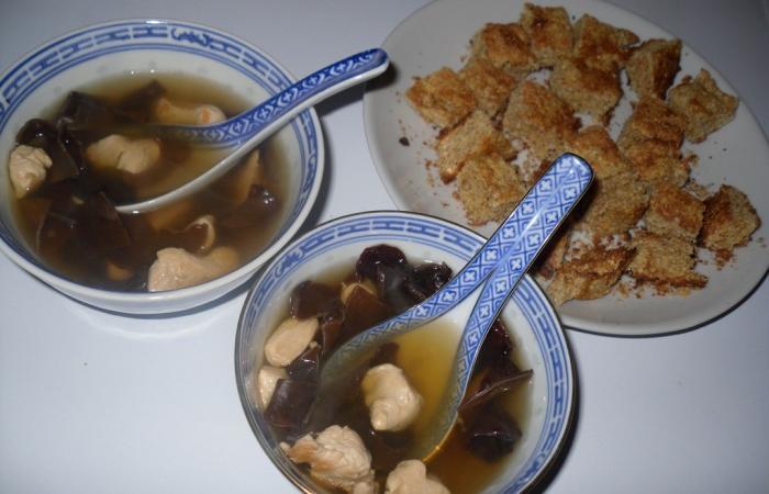 Rgime Dukan (recette minceur) : Soupe chinoise au poulet et aux champignons noirs #dukan https://www.proteinaute.com/recette-soupe-chinoise-au-poulet-et-aux-champignons-noirs-2701.html
