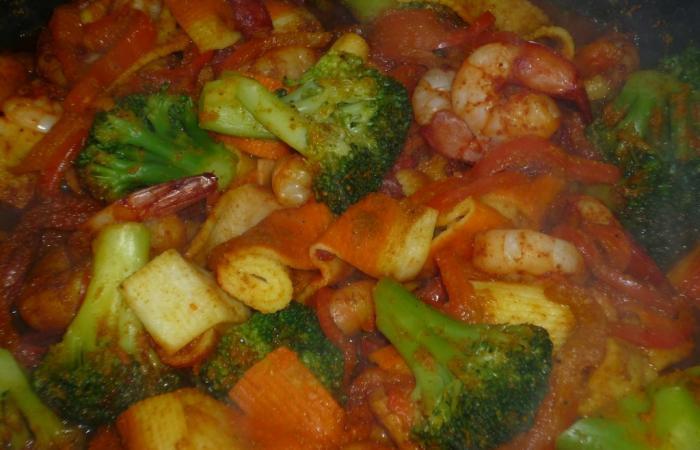 Rgime Dukan (recette minceur) : Pole de crevettes/surimi et ses lgumes au curry #dukan https://www.proteinaute.com/recette-poelee-de-crevettes-surimi-et-ses-legumes-au-curry-3650.html