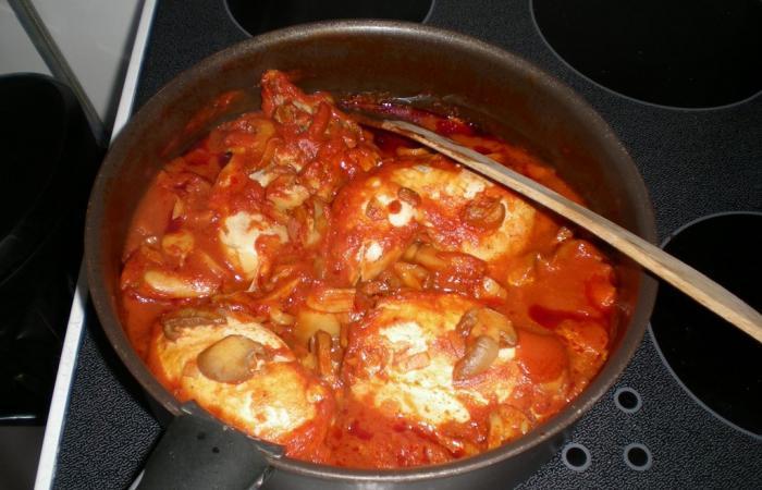 Rgime Dukan (recette minceur) : Poulet au champignons sauce tomate #dukan https://www.proteinaute.com/recette-poulet-au-champignons-sauce-tomate-4638.html