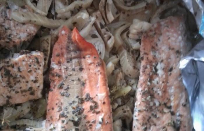 Régime Dukan (recette minceur) : Papillotte de saumon au fenouil #dukan https://www.proteinaute.com/recette-papillotte-de-saumon-au-fenouil-5215.html