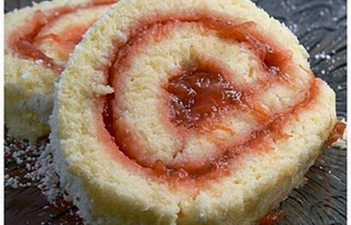 Rgime Dukan (recette minceur) : Roul gele de fraise #dukan https://www.proteinaute.com/recette-roule-gelee-de-fraise-5218.html