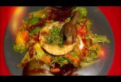 Photo Dukan Frittata  l'aubergine et hach de boeuf sur un nid de salade sauce gingembre sucr.