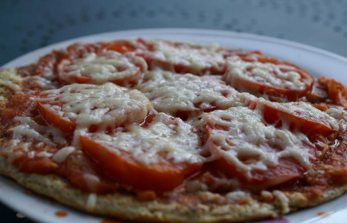 Rgime Dukan (recette minceur) : Pizza  la tomate frache #dukan https://www.proteinaute.com/recette-pizza-a-la-tomate-fraiche-6073.html