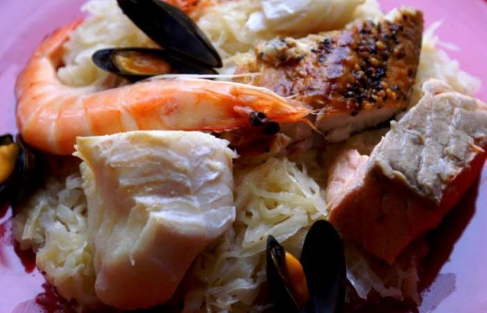 Rgime Dukan (recette minceur) : Choucroute de la mer (aux poissons et fruits de mer) #dukan https://www.proteinaute.com/recette-choucroute-de-la-mer-aux-poissons-et-fruits-de-mer-6588.html