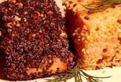 Recette Dukan : Saumon mi cuit aux graines de pavot, ssame, baies roses et moutarde