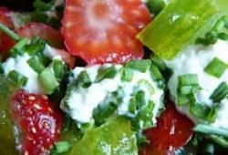 Recette Dukan : Salade de tomate aux fraises billes de carr frais  la ciboulette et vinaigre de framboise