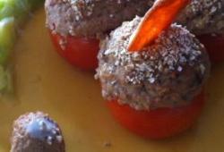 Recette Dukan : Tomates farcies de poissons, croquant de surimi accompagn des tagliatelles de courgettes