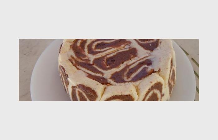 Rgime Dukan (recette minceur) : Charlotte au gteau roul chocolat vanille #dukan https://www.proteinaute.com/recette-charlotte-au-gateau-roule-chocolat-vanille-9130.html