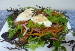 Recette Dukan : Oeufs pochs au sirop d'rable en salade aux allumettes de jambon