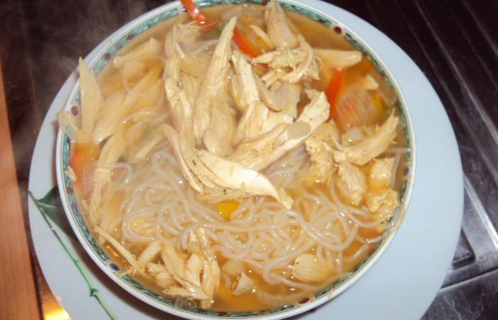 Rgime Dukan (recette minceur) : Soupe pice de vermicelles de konjacs au blanc de poulet rti #dukan https://www.proteinaute.com/recette-soupe-epicee-de-vermicelles-de-konjacs-au-blanc-de-poulet-roti-3262.html