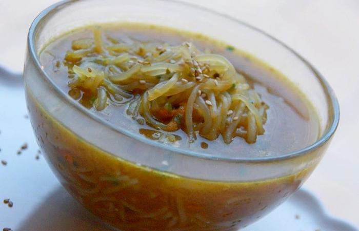 R�gime Dukan (recette minceur) : Bouillon de poule tha� au konjac  #dukan https://www.proteinaute.com/recette-bouillon-de-poule-thai-au-konjac-10180.html