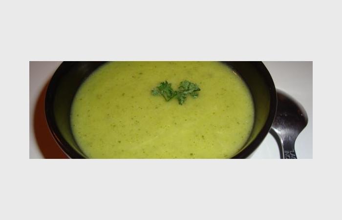 Régime Dukan (recette minceur) : Velouté doux courgettes navets #dukan https://www.proteinaute.com/recette-veloute-doux-courgettes-navets-10188.html