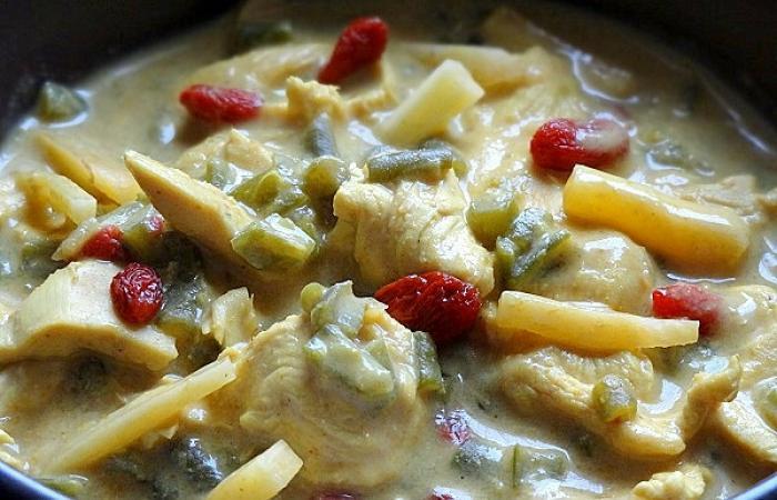 Rgime Dukan (recette minceur) : Curry de poulet aux baies de goji #dukan https://www.proteinaute.com/recette-curry-de-poulet-aux-baies-de-goji-10296.html
