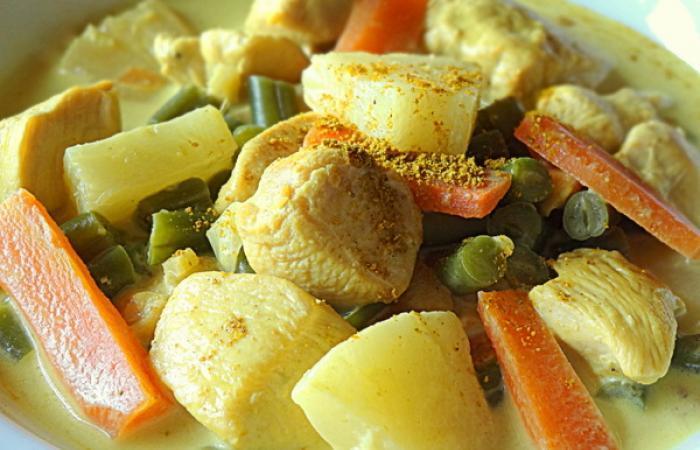 Rgime Dukan (recette minceur) : Curry de poulet  l'ananas et au galanga #dukan https://www.proteinaute.com/recette-curry-de-poulet-a-l-ananas-et-au-galanga-10306.html