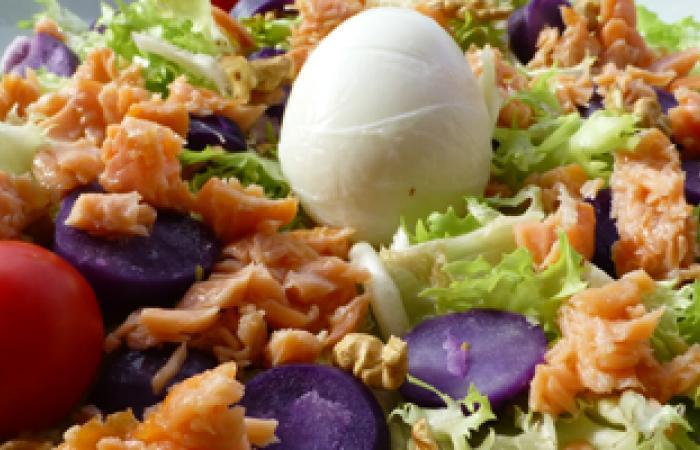 Rgime Dukan (recette minceur) : Salade frise au saumon fum et vitelottes #dukan https://www.proteinaute.com/recette-salade-frisee-au-saumon-fume-et-vitelottes-11109.html