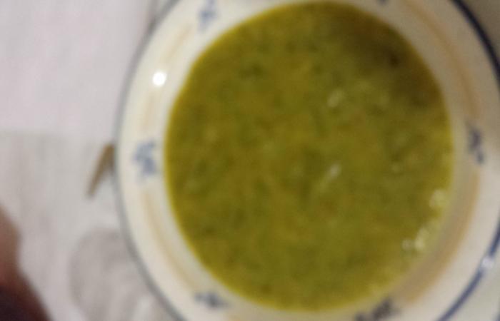 Rgime Dukan (recette minceur) : Soupe de courgettes et poivrons #dukan https://www.proteinaute.com/recette-soupe-de-courgettes-et-poivrons-11192.html