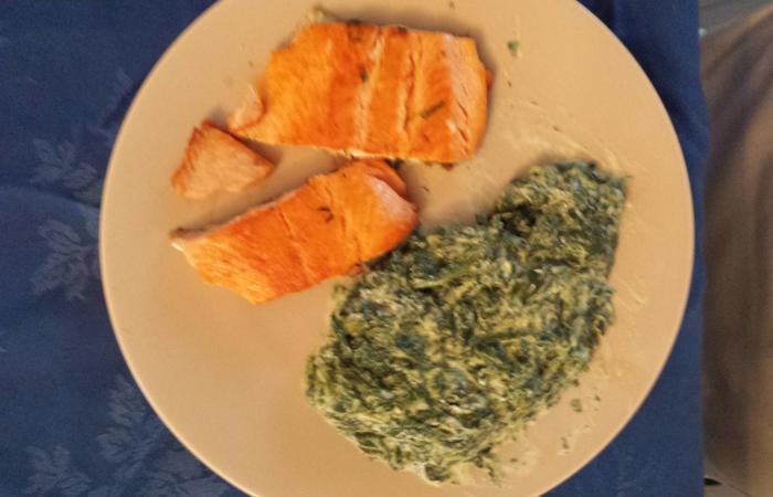Régime Dukan (recette minceur) : Pavé de truite épinard façon crème #dukan https://www.proteinaute.com/recette-pave-de-truite-epinard-facon-creme-11356.html