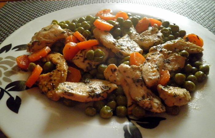 Régime Dukan (recette minceur) : Poêlée de petits pois carottes au poulet mariné au thym #dukan https://www.proteinaute.com/recette-poelee-de-petits-pois-carottes-au-poulet-marine-au-thym-11381.html