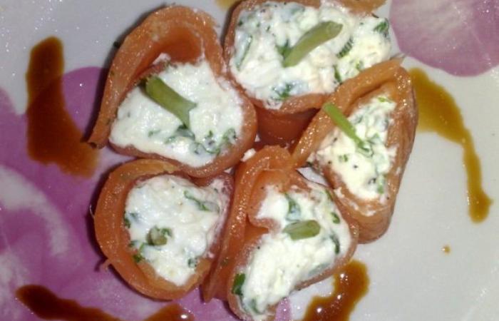 R�gime Dukan (recette minceur) : Roul� de saumon au fromage tartare #dukan https://www.proteinaute.com/recette-roule-de-saumon-au-fromage-tartare-1179.html