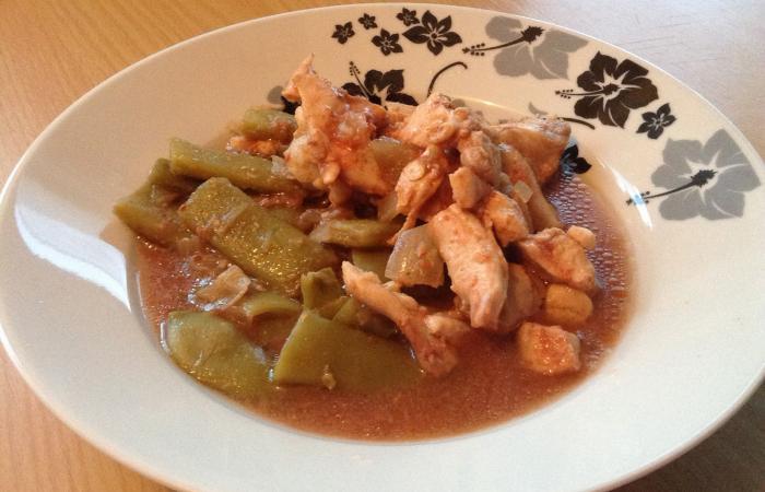 Régime Dukan (recette minceur) : Poulet et haricots verts en sauce #dukan https://www.proteinaute.com/recette-poulet-et-haricots-verts-en-sauce-11885.html