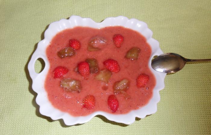 Rgime Dukan (recette minceur) : Soupe de fraises  la rhubarbe #dukan https://www.proteinaute.com/recette-soupe-de-fraises-a-la-rhubarbe-11987.html