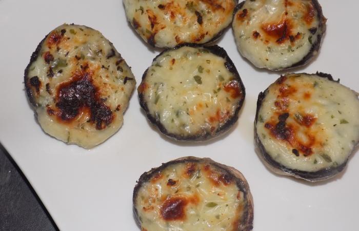 Régime Dukan (recette minceur) : Champignons farcis ail et fines herbes #dukan https://www.proteinaute.com/recette-champignons-farcis-ail-et-fines-herbes-12282.html