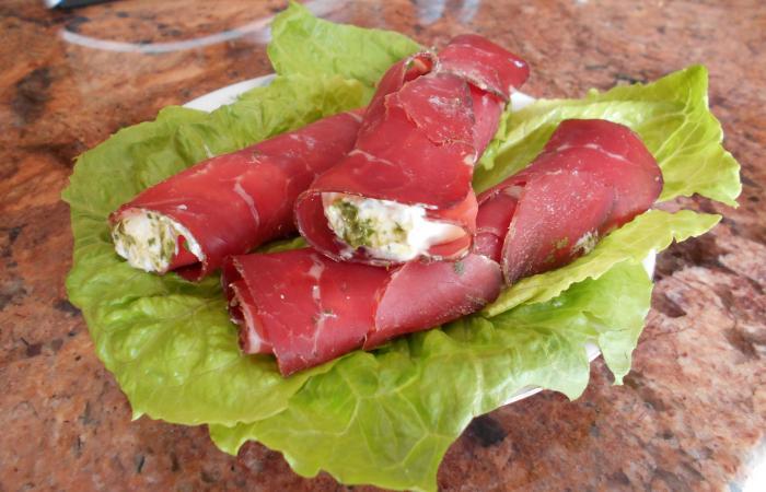 Régime Dukan (recette minceur) : Roulé de Braséola à la Brousse #dukan https://www.proteinaute.com/recette-roule-de-braseola-a-la-brousse-12356.html