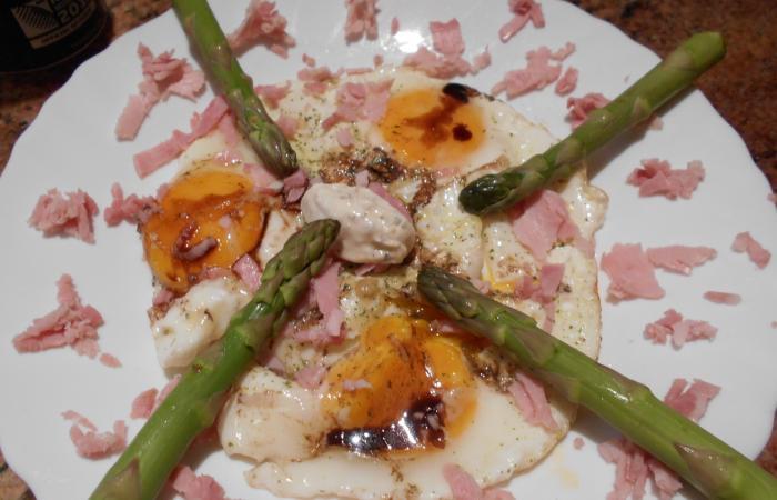Régime Dukan (recette minceur) : Oeufs au plat- Asperges #dukan https://www.proteinaute.com/recette-oeufs-au-plat-asperges-12525.html