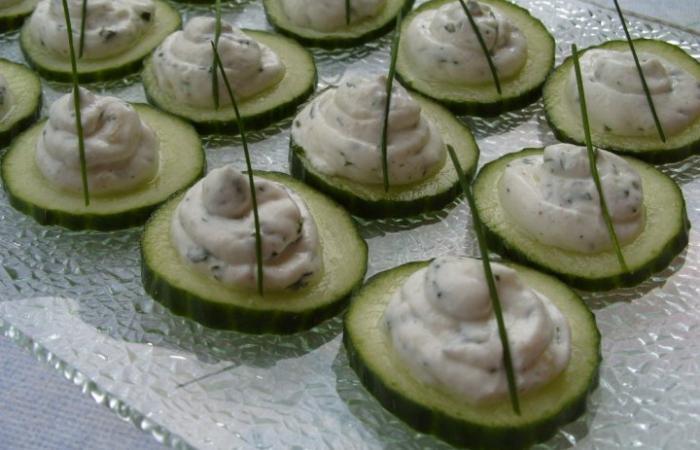 Régime Dukan (recette minceur) : Canapés de concombre au carré frais #dukan https://www.proteinaute.com/recette-canapes-de-concombre-au-carre-frais-1255.html