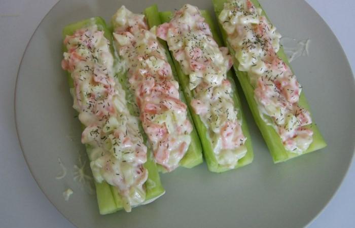 R�gime Dukan (recette minceur) : Concombres garnis au saumon fum� et � l'aneth #dukan https://www.proteinaute.com/recette-concombres-garnis-au-saumon-fume-et-a-l-aneth-1288.html