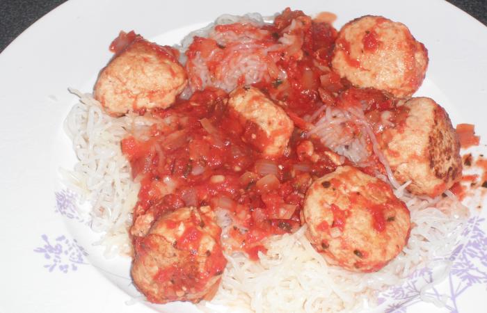R�gime Dukan (recette minceur) : Boulettes de poulet au fromage, sauce napolitaine #dukan https://www.proteinaute.com/recette-boulettes-de-poulet-au-fromage-sauce-napolitaine-13425.html