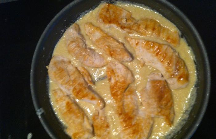 Régime Dukan (recette minceur) : Blancs de poulet à la crème d'ail #dukan https://www.proteinaute.com/recette-blancs-de-poulet-a-la-creme-d-ail-13499.html