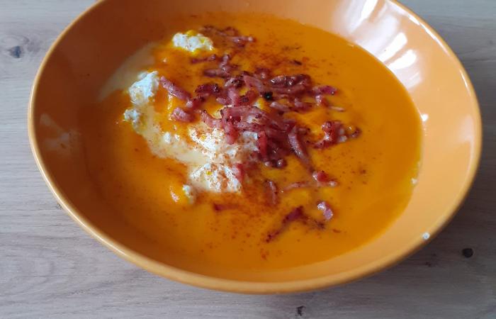 Régime Dukan (recette minceur) : Soupe de potimarron oeufs et lardons  #dukan https://www.proteinaute.com/recette-soupe-de-potimarron-oeufs-et-lardons-14102.html