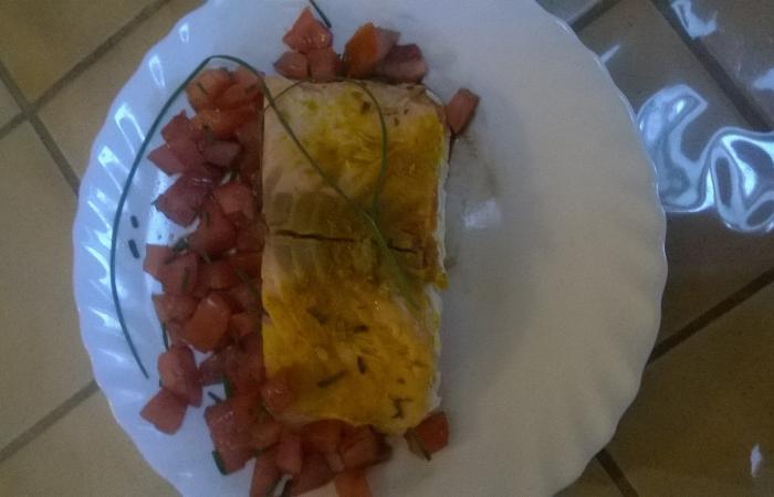 Rgime Dukan (recette minceur) : Pav de saumon sur son lit de tomates fraches  #dukan https://www.proteinaute.com/recette-pave-de-saumon-sur-son-lit-de-tomates-fraiches-1445.html