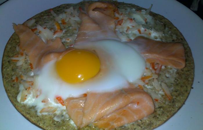 R�gime Dukan (recette minceur) : Pizza au saumon fume et miette de surimi #dukan https://www.proteinaute.com/recette-pizza-au-saumon-fume-et-miette-de-surimi-1448.html