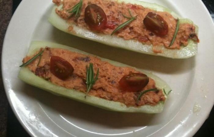 R�gime Dukan (recette minceur) : Concombre farci au thon et au saumon #dukan https://www.proteinaute.com/recette-concombre-farci-au-thon-et-au-saumon-2230.html