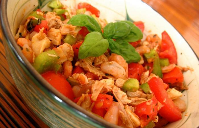 Régime Dukan (recette minceur) : Salade de poulet rôti aux crevettes et légumes #dukan https://www.proteinaute.com/recette-salade-de-poulet-roti-aux-crevettes-et-legumes-2231.html
