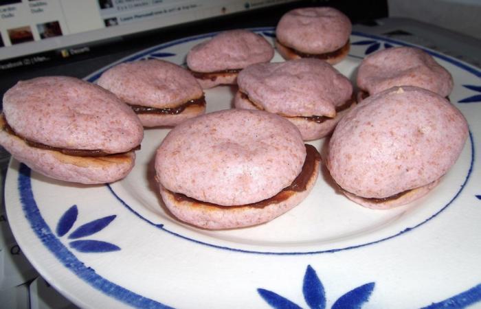 Rgime Dukan (recette minceur) : Macarons framboise fourrs au chocolat #dukan https://www.proteinaute.com/recette-macarons-framboise-fourres-au-chocolat-2559.html