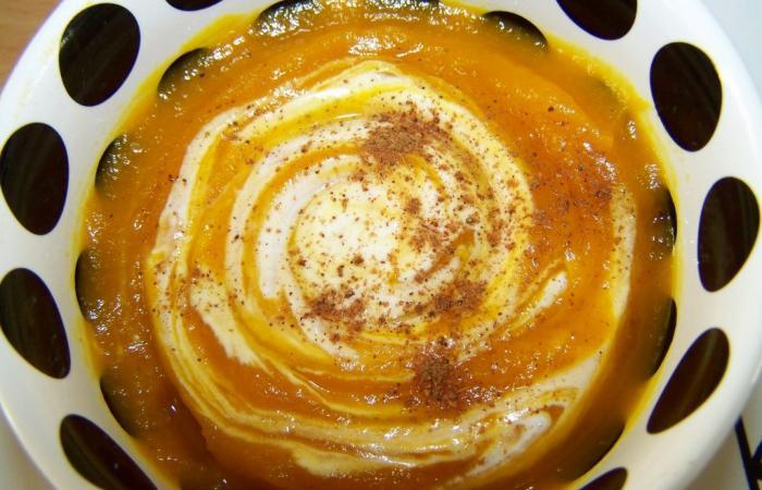 Régime Dukan (recette minceur) : Velouté de potimarron à la cannelle #dukan https://www.proteinaute.com/recette-veloute-de-potimarron-a-la-cannelle-2565.html