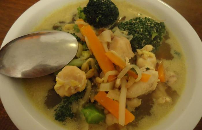 Régime Dukan (recette minceur) : Soupe thaï au poulet et brocolis #dukan https://www.proteinaute.com/recette-soupe-thai-au-poulet-et-brocolis-3366.html