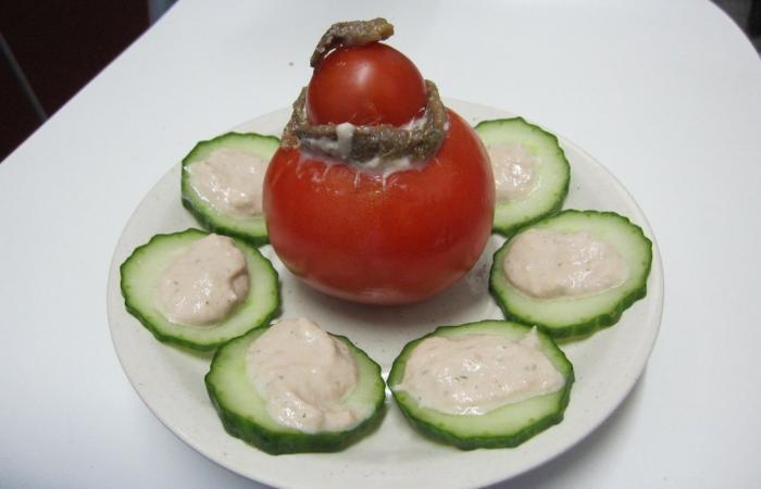 Religieuse de tomate au thon sur lit de verdure