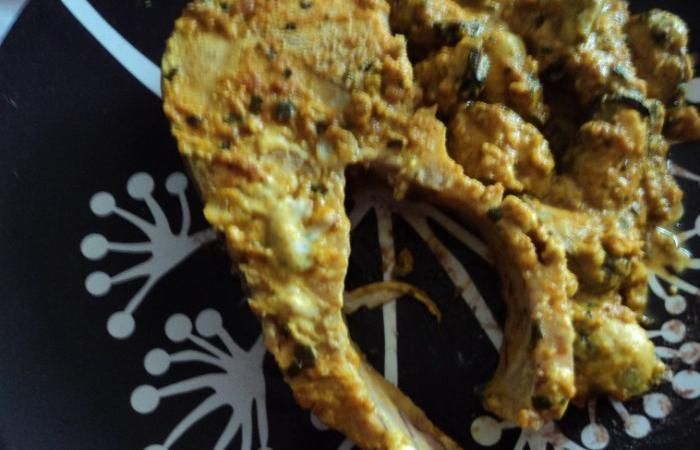 Régime Dukan (recette minceur) : Darne de saumon, sauce curry et moules #dukan https://www.proteinaute.com/recette-darne-de-saumon-sauce-curry-et-moules-3559.html