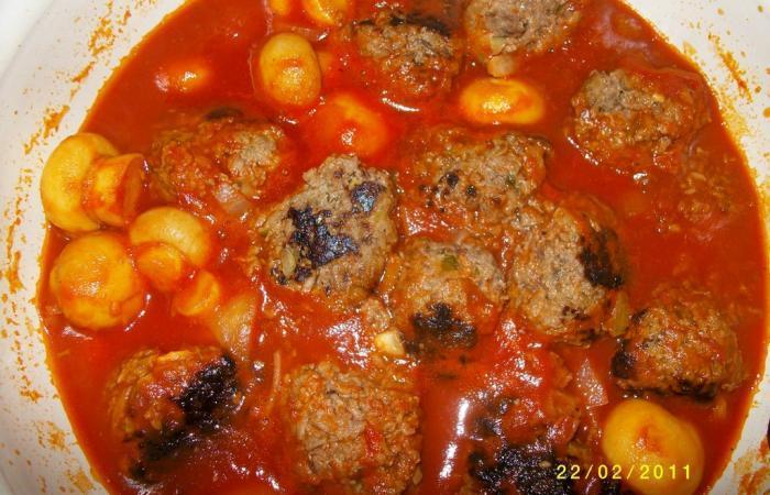 Régime Dukan (recette minceur) : Boulettes aux trois viandes à la sauce tomate et champignons entiers #dukan https://www.proteinaute.com/recette-boulettes-aux-trois-viandes-a-la-sauce-tomate-et-champignons-entiers-3798.html